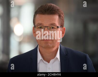 Dresde, Allemagne. 11 septembre 2020. Reinhard de Vries, Directeur général de la technologie et de la logistique chez Volkswagen Sachsen, est à un rendez-vous à la presse pour la livraison des premières voitures électriques Volkswagen ID.3 dans la transparente VW Factory. Il s'agit du premier des quelque 22 millions de véhicules à être produits et livrés dans le monde d'ici 2028 sur la base de la nouvelle plate-forme e-drive. Credit: Robert Michael/dpa-Zentralbild/dpa/Alay Live News Banque D'Images