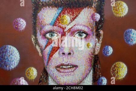 Une fresque de David Bowie sur le mur d'un magasin de Morley à Brixton, Londres, le lieu de naissance des chanteurs, après la mort de la rock star après une bataille de 18 mois contre le cancer. Banque D'Images