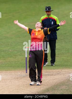 Liz Russell de Central Sparks célèbre le cricket de Lightning Sarah Bryce dans un match de Trophée Rachael Heyhoe Flint 11 Septembre 2020 Banque D'Images