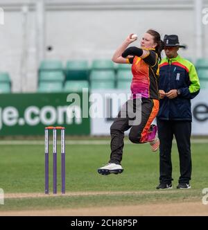 Liz Russell bowling pour Central Sparks contre la foudre dans un Rachael Heyhoe Flint Trophée Match 11 septembre 2020 Banque D'Images