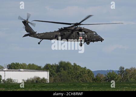 Dresde, Allemagne. 10 septembre 2020. Un hélicoptère de transport Sikorsky HH-60M Black Hawk de l'armée américaine débarque à l'aéroport international de Dresde. Credit: Robert Michael/dpa-Zentralbild/dpa/Alay Live News Banque D'Images