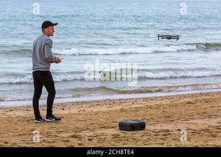 Jeune homme exploitant un drone lors d'un événement sur la plage de Bournemouth, Bournemouth, Dorset Royaume-Uni en septembre Banque D'Images