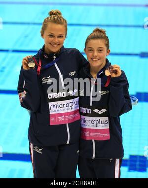 La table de Tonia (à gauche) de Grande-Bretagne avec la médaille d'argent et le quartier de Géorgie avec la médaille de bronze dans la finale de plate-forme féminine pendant le cinquième jour des Championnats d'athlétisme européens au London Aquatics Centre, Stratford. Banque D'Images