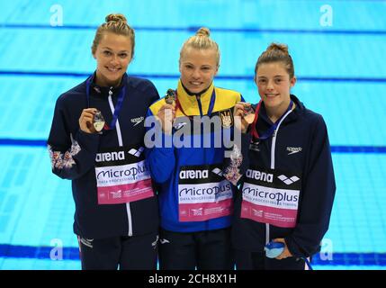 Table de Tonia en Grande-Bretagne (à gauche) avec la médaille d'argent, l'Ukraine Iuliia Prokopchuk (au centre) avec la médaille d'or et la Grande-Bretagne Georgia Ward (à droite) avec la médaille de bronze dans la plate-forme féminine finale au cours du cinquième jour des Championnats d'Europe de l'Aquatics au London Aquatics Centre, à Stratford. Banque D'Images