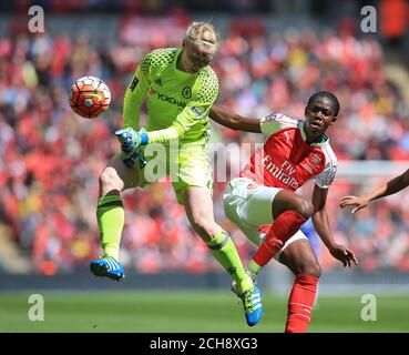 Le gardien de but des dames de Chelsea Hedvig Lindahl (à gauche) déjoue Arsenal Ladies Assisat Oshoala lors de la finale de la coupe FA féminine SSE au stade Wembley, Londres. Banque D'Images