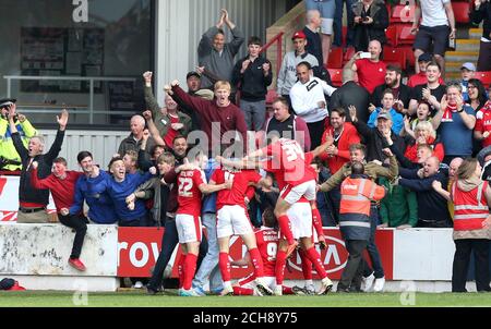 Sam Winnall de Barnsley (9) célèbre le troisième but de son côté du jeu avec ses coéquipiers pendant le match de la Sky Bet League One, le premier match de jambe à Oakwell, Barnsley. Banque D'Images