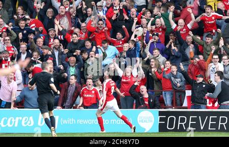 Sam Winnall de Barnsley célèbre le troisième but de son côté du match devant les fans lors du match de la Sky Bet League One, premier match de jambe à Oakwell, Barnsley. Banque D'Images