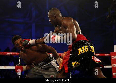 Craig Kennedy (à gauche) en action contre Joel Tambwe Djeko dans leur combat international de poids-croisière IBF à l'Ice Arena Wales, Cardiff. Banque D'Images