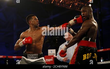 Craig Kennedy (à gauche) en action contre Joel Tambwe Djeko dans leur combat international de poids-croisière IBF à l'Ice Arena Wales, Cardiff. Banque D'Images