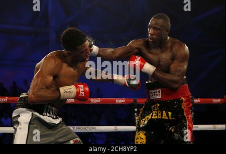 Craig Kennedy (à gauche) en action contre Joel Tambwe Djeko dans leur combat international de poids-croisière IBF à l'Ice Arena Wales, Cardiff. Banque D'Images