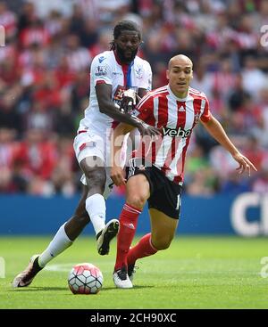 Emmanuel Adebayor (à gauche) du Crystal Palace et Oriol Romeu de Southampton se battent pour le ballon lors du match de la Barclays Premier League au stade St Mary's, à Southampton. Banque D'Images