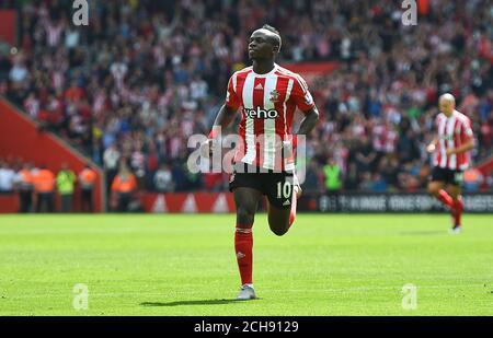 Le Sadio Mane de Southampton célèbre le premier but de sa partie lors du match de la Barclays Premier League au stade St Mary's, à Southampton. Banque D'Images