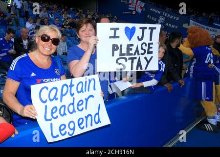 Les fans de Chelsea avec des bannières en soutien au capitaine John Terry séjournant au club, avant le match de la Barclays Premier League à Stamford Bridge, Londres. Banque D'Images