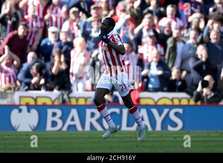 Giannelli Imbula de Stoke City célèbre le premier but de son équipe lors du match de la Barclays Premier League au Britannia Stadium, Stoke-on-Trent. Banque D'Images