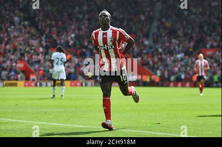 Le Sadio Mane de Southampton célèbre le premier but de sa partie lors du match de la Barclays Premier League au stade St Mary's, à Southampton. Banque D'Images