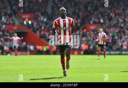 Le Sadio Mane de Southampton célèbre le premier but de sa partie lors du match de la Barclays Premier League au stade St Mary's, à Southampton. Banque D'Images