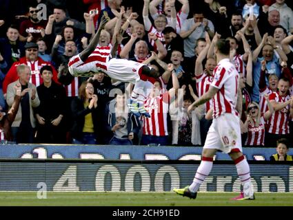 Stoke City's Mame Biram Diouf fête marquant son deuxième but de côtés du jeu pendant le match de la Barclays Premier League au stade Britannia, Stoke-on-Trent. Banque D'Images