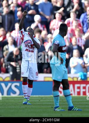 Stoke City's Mame Biram Diouf fête marquant son deuxième but de côtés du jeu pendant le match de la Barclays Premier League au stade Britannia, Stoke-on-Trent. Banque D'Images