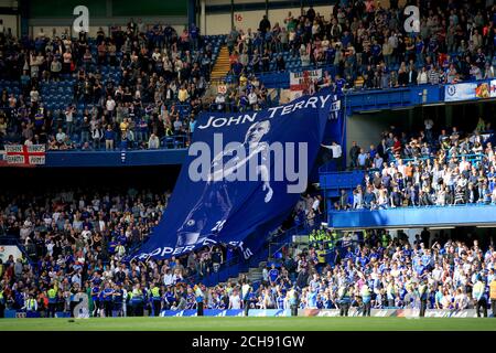 Les fans de Chelsea désillent une bannière géante dans les tribunes en soutien au capitaine John Terry pendant le match de la Barclays Premier League à Stamford Bridge, Londres. Banque D'Images