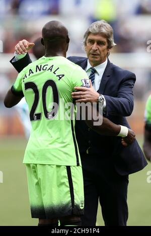 Manuel Pellegrini, directeur de Manchester City (à droite), et Eliaquim Mangala de Manchester City, se sont emmenés après le coup de sifflet final lors du match de la Barclays Premier League au Liberty Stadium, Swansea. Banque D'Images