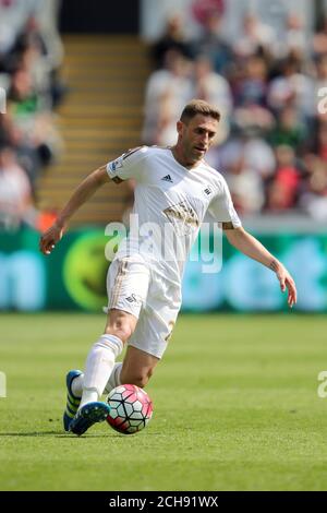 Angel Rangel de Swansea City pendant le match de la Barclays Premier League au Liberty Stadium, à Swansea. APPUYEZ SUR ASSOCIATION photo. Date de la photo: Dimanche 15 mai 2016. Voir PA Story FOOTBALL Swansea. Le crédit photo devrait se lire comme suit : David Davies/PA Wire. RESTRICTIONS : UTILISATION ÉDITORIALE UNIQUEMENT utilisation non autorisée avec des fichiers audio, vidéo, données, listes de présentoirs, logos de clubs/ligue ou services « en direct ». Utilisation en ligne limitée à 75 images, pas d'émulation vidéo. Aucune utilisation dans les Paris, les jeux ou les publications de club/ligue/joueur unique. Banque D'Images