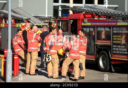 Les pompiers et les pompiers arrivent à Old Trafford après l'abandon du match de la Barclays Premier League à Old Trafford, Manchester. Banque D'Images