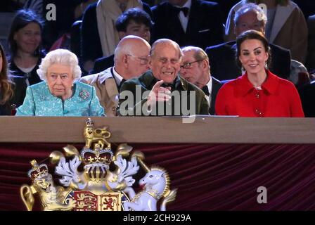 (De gauche à droite) la reine Elizabeth II, le duc d'Édimbourg et la duchesse de Cambridge regardent pendant la célébration télévisée du 90e anniversaire de la reine dans le domaine du château de Windsor dans le Berkshire. Banque D'Images