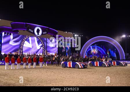 Les voitures de la Jaguar F-Type sont diffusées à la télévision lors de la célébration du 90e anniversaire de la Reine dans le domaine du château de Windsor, dans le Berkshire. Banque D'Images