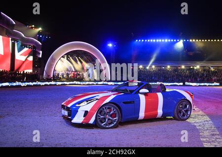 Les voitures de la Jaguar F-Type sont diffusées à la télévision lors de la célébration du 90e anniversaire de la Reine dans le domaine du château de Windsor, dans le Berkshire. APPUYEZ SUR ASSOCIATION photo. Date de la photo: Dimanche 15 mai 2016. Le crédit photo devrait se lire: Matt Crossick/PA Wire Banque D'Images