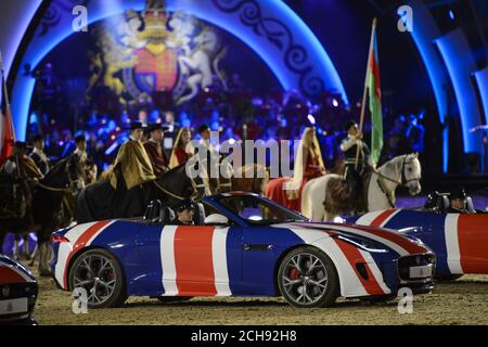 Les voitures de la Jaguar F-Type sont diffusées à la télévision lors de la célébration du 90e anniversaire de la Reine dans le domaine du château de Windsor, dans le Berkshire. APPUYEZ SUR ASSOCIATION photo. Date de la photo: Dimanche 15 mai 2016. Le crédit photo devrait se lire: Matt Crossick/PA Wire Banque D'Images