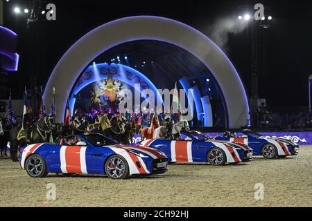 Les voitures de la Jaguar F-Type sont diffusées à la télévision lors de la célébration du 90e anniversaire de la Reine dans le domaine du château de Windsor, dans le Berkshire. APPUYEZ SUR ASSOCIATION photo. Date de la photo: Dimanche 15 mai 2016. Le crédit photo devrait se lire: Matt Crossick/PA Wire Banque D'Images