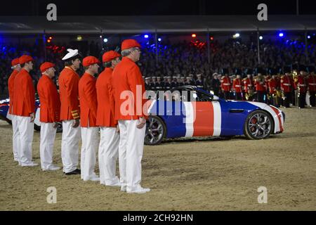 Les voitures de la Jaguar F-Type sont diffusées à la télévision lors de la célébration du 90e anniversaire de la Reine dans le domaine du château de Windsor, dans le Berkshire. APPUYEZ SUR ASSOCIATION photo. Date de la photo: Dimanche 15 mai 2016. Le crédit photo devrait se lire: Matt Crossick/PA Wire Banque D'Images