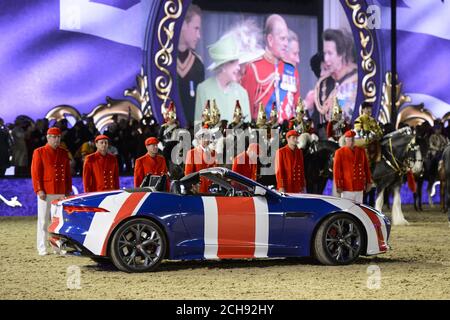 Les voitures de la Jaguar F-Type sont diffusées à la télévision lors de la célébration du 90e anniversaire de la Reine dans le domaine du château de Windsor, dans le Berkshire. APPUYEZ SUR ASSOCIATION photo. Date de la photo: Dimanche 15 mai 2016. Le crédit photo devrait se lire: Matt Crossick/PA Wire Banque D'Images