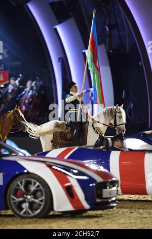 Les voitures de la Jaguar F-Type sont diffusées à la télévision lors de la célébration du 90e anniversaire de la Reine dans le domaine du château de Windsor, dans le Berkshire. APPUYEZ SUR ASSOCIATION photo. Date de la photo: Dimanche 15 mai 2016. Le crédit photo devrait se lire: Matt Crossick/PA Wire Banque D'Images