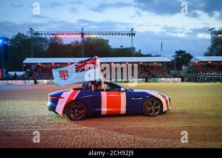 Les voitures de la Jaguar F-Type sont diffusées à la télévision lors de la célébration du 90e anniversaire de la Reine dans le domaine du château de Windsor, dans le Berkshire. APPUYEZ SUR ASSOCIATION photo. Date de la photo: Dimanche 15 mai 2016. Le crédit photo devrait se lire: Matt Crossick/PA Wire Banque D'Images