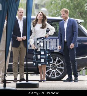 Le duc et la duchesse de Cambridge et le prince Harry (à droite) arrivent au parc olympique de la Reine Elizabeth, à l'est de Londres, où ils lancent ensemble Heads - leur nouvelle campagne pour mettre fin à la stigmatisation de la santé mentale. Banque D'Images