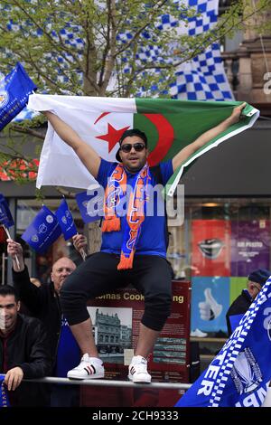 Un fan de Leicester City montre son soutien à ses côtés avant la parade d'autobus à toit ouvert d'aujourd'hui à travers le centre-ville de Leicester. Banque D'Images