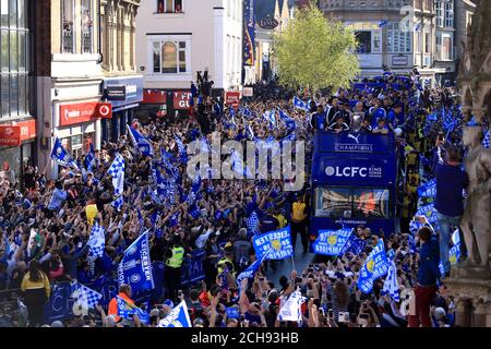 L'équipe de Leicester City sur le bus tandis que les fans regardent pendant le défilé de bus à toit ouvert à travers le centre-ville de Leicester. Banque D'Images