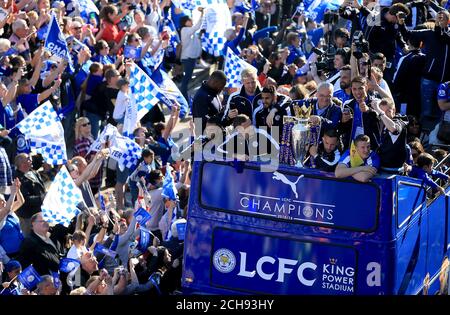 Les joueurs et le personnel de Leicester City fêtent avec le trophée lors de la parade en bus à toit ouvert à travers le Leicester City Centre. Banque D'Images