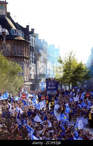 L'équipe de Leicester City sur le bus tandis que les fans regardent pendant le défilé de bus à toit ouvert à travers le centre-ville de Leicester. Banque D'Images