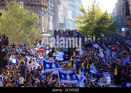L'équipe de Leicester City sur le bus tandis que les fans regardent pendant le défilé de bus à toit ouvert à travers le centre-ville de Leicester. Banque D'Images