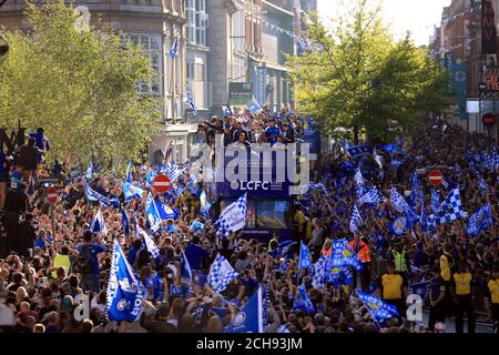L'équipe de Leicester City sur le bus tandis que les fans regardent pendant le défilé de bus à toit ouvert à travers le centre-ville de Leicester. Banque D'Images