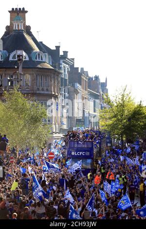 L'équipe de Leicester City sur le bus tandis que les fans regardent pendant le défilé de bus à toit ouvert à travers le centre-ville de Leicester. Banque D'Images