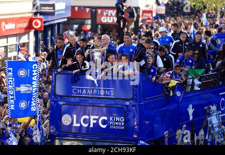 L'équipe de Leicester City à bord du bus pendant le défilé de bus à toit ouvert à travers le centre-ville de Leicester. Banque D'Images