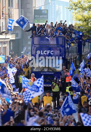 L'équipe de Leicester City sur le bus tandis que les fans regardent pendant le défilé de bus à toit ouvert à travers le centre-ville de Leicester. Banque D'Images