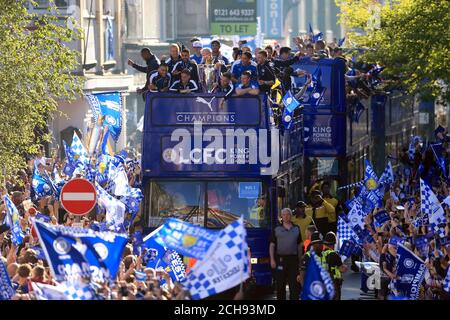 L'équipe de Leicester City sur le bus tandis que les fans regardent pendant le défilé de bus à toit ouvert à travers le centre-ville de Leicester. Banque D'Images