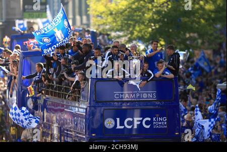 L'équipe de Leicester City sur le bus tandis que les fans regardent pendant le défilé de bus à toit ouvert à travers le centre-ville de Leicester. Banque D'Images