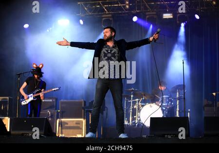 Tom Meighan de Kasabian se produit sur scène dans le parc Victoria après le défilé de bus à toit ouvert à travers le centre-ville de Leicester. Banque D'Images