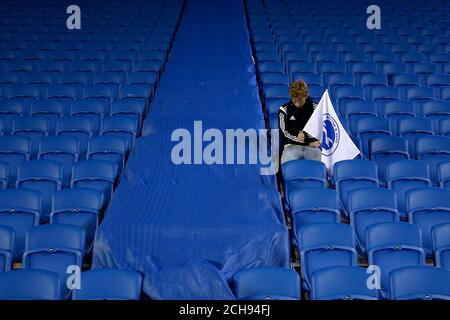 Un fan solitaire de Brighton et de Hove Albion dans les tribunes est abandonné après le coup de sifflet final lors du match du championnat Sky Bet, deuxième match au stade AMEX de Brighton. Banque D'Images
