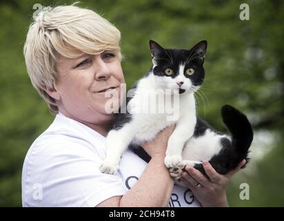 Elaine Boyle avec son chat Fizz, qui a eu une de ses pattes arrière après qu'elle a été blessée par un culot d'une arme à feu, alors que la SPCA écossaise a Uni ses forces avec le gouvernement écossais pour faire campagne et sensibiliser à la nouvelle législation sur les armes aériennes. APPUYEZ SUR ASSOCIATION photo. Date de la photo: Mardi 17 mai 2016. Les personnes qui possèdent ou utilisent une arme aérienne devront disposer d'un certificat lorsque les nouvelles règles visant à resserrer l'accès aux armes aériennes, introduites dans la loi de 2015 sur les armes aériennes et les licences (Écosse), entreront en vigueur à compter du 31 décembre 2016. APPUYEZ SUR ASSOCIATION photo. Date de la photo: Mardi 17 mai 2016. P Banque D'Images